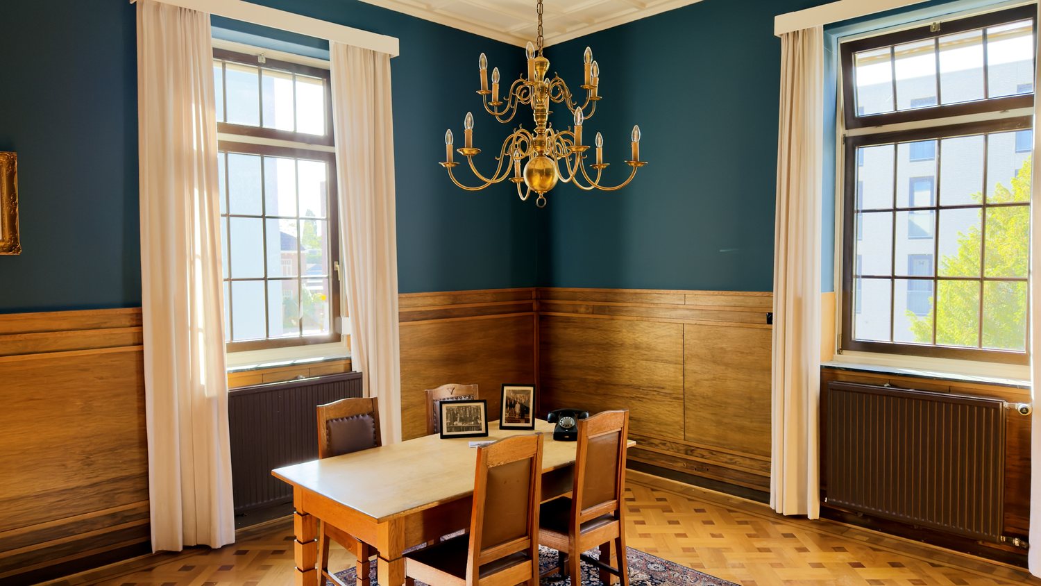 Blauwe kamer met kroonluchter