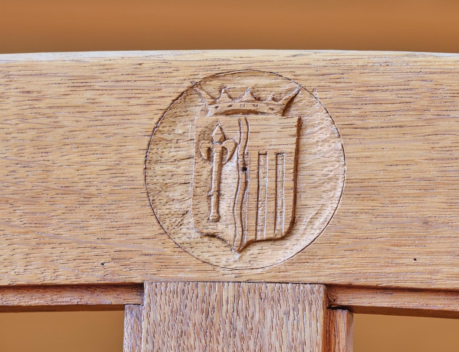 Uitgesneden gemeentewapen in een houten stoel
