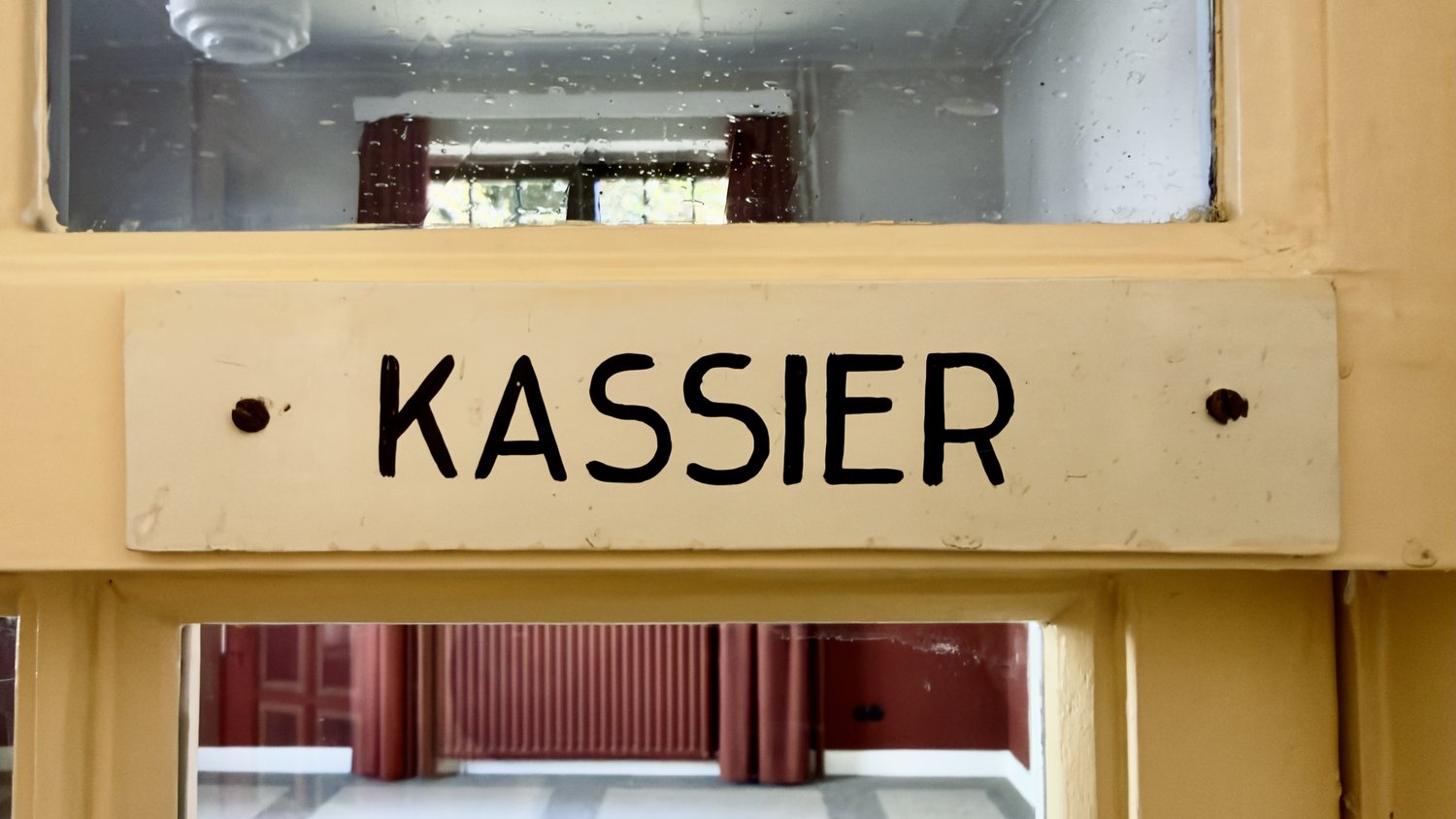 Historisch bordje Kassier in het Raadthuys