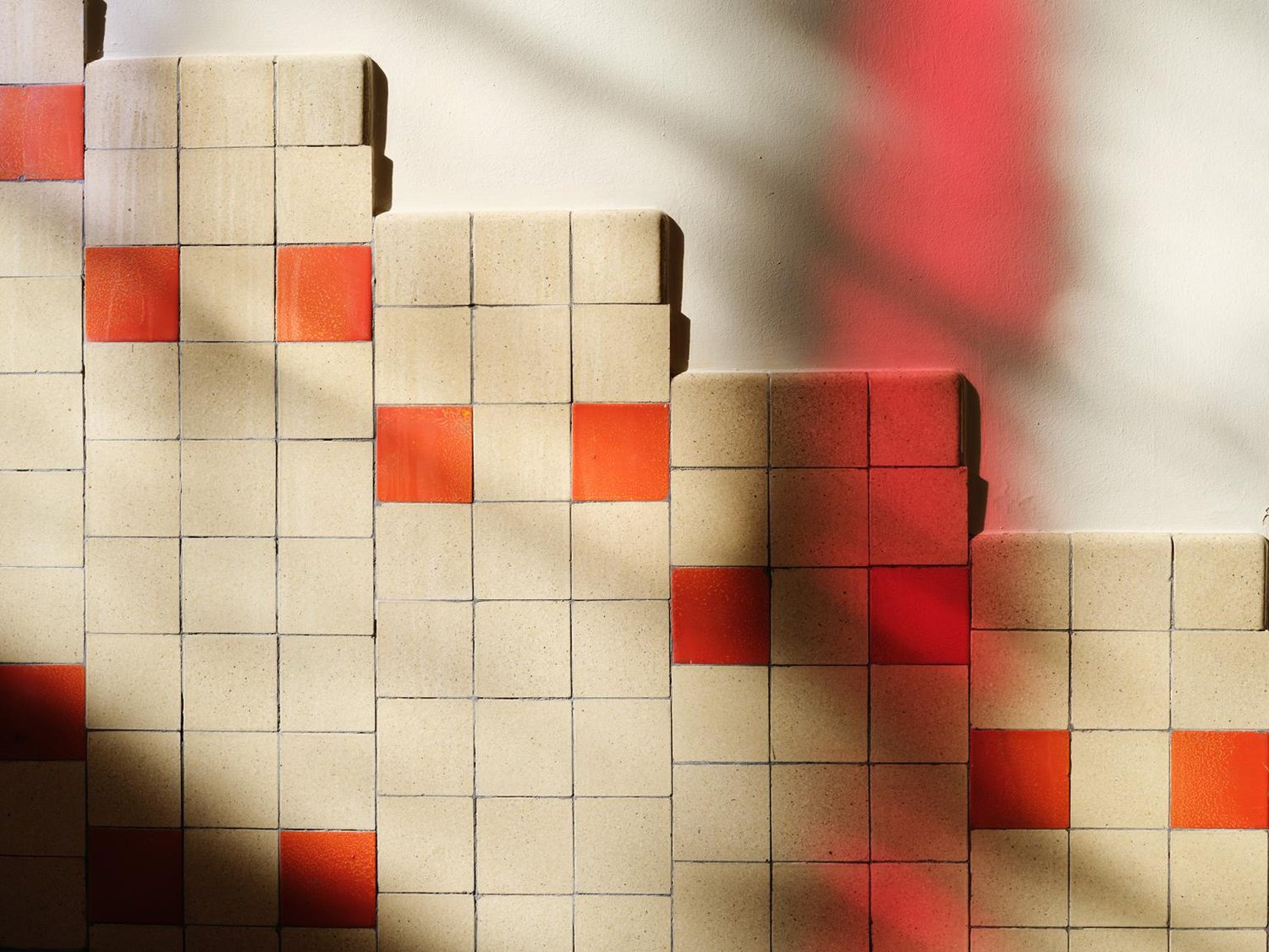 Historische rood-witte tegels in het trappenhuis